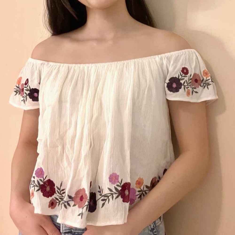 F21 White Floral Embroidered Flowy Blouse